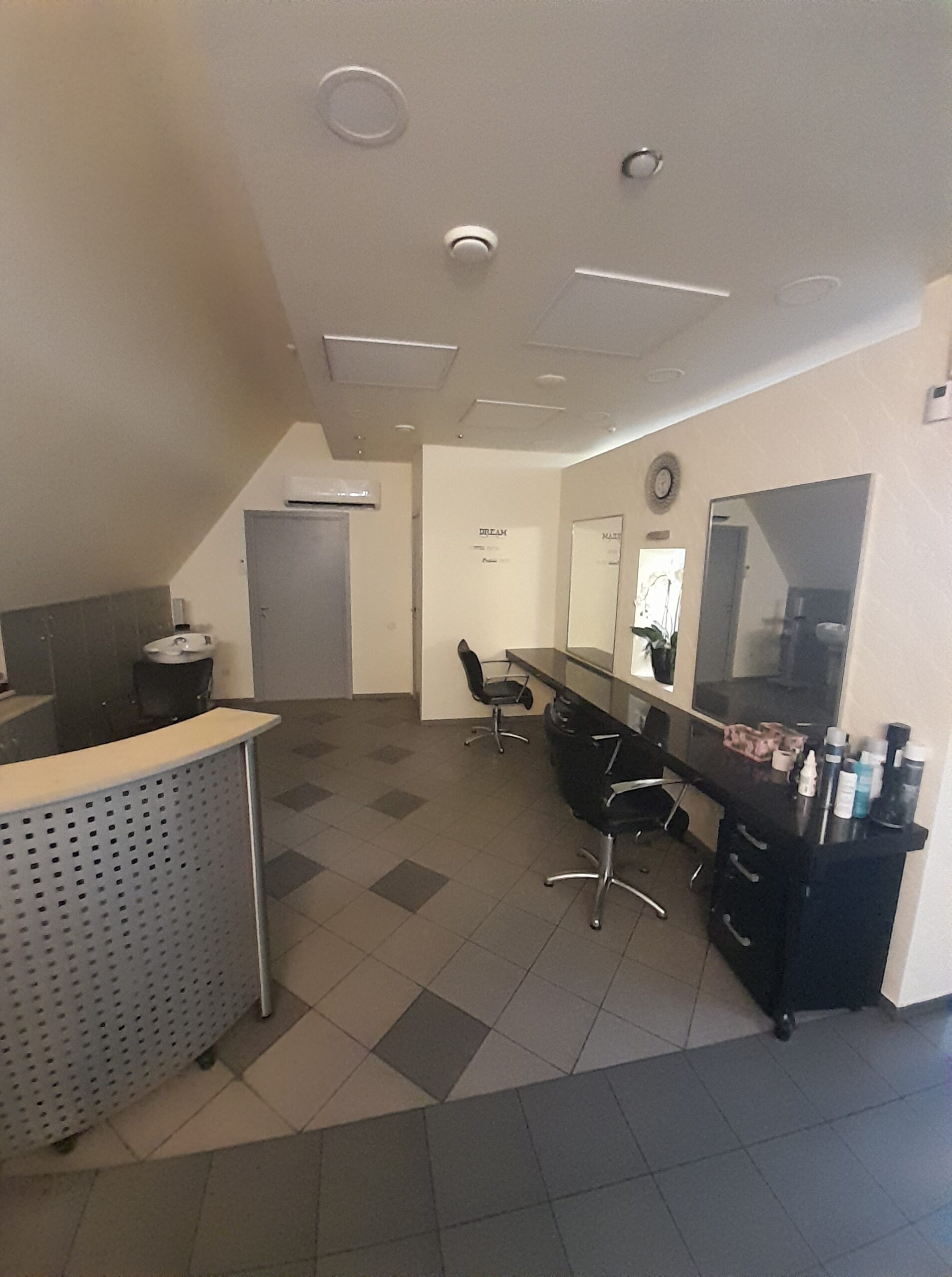 Išnuomojamos darbo vietos Kirpėjoms – Kirpėjams. Tiltų g. Senamiestyje