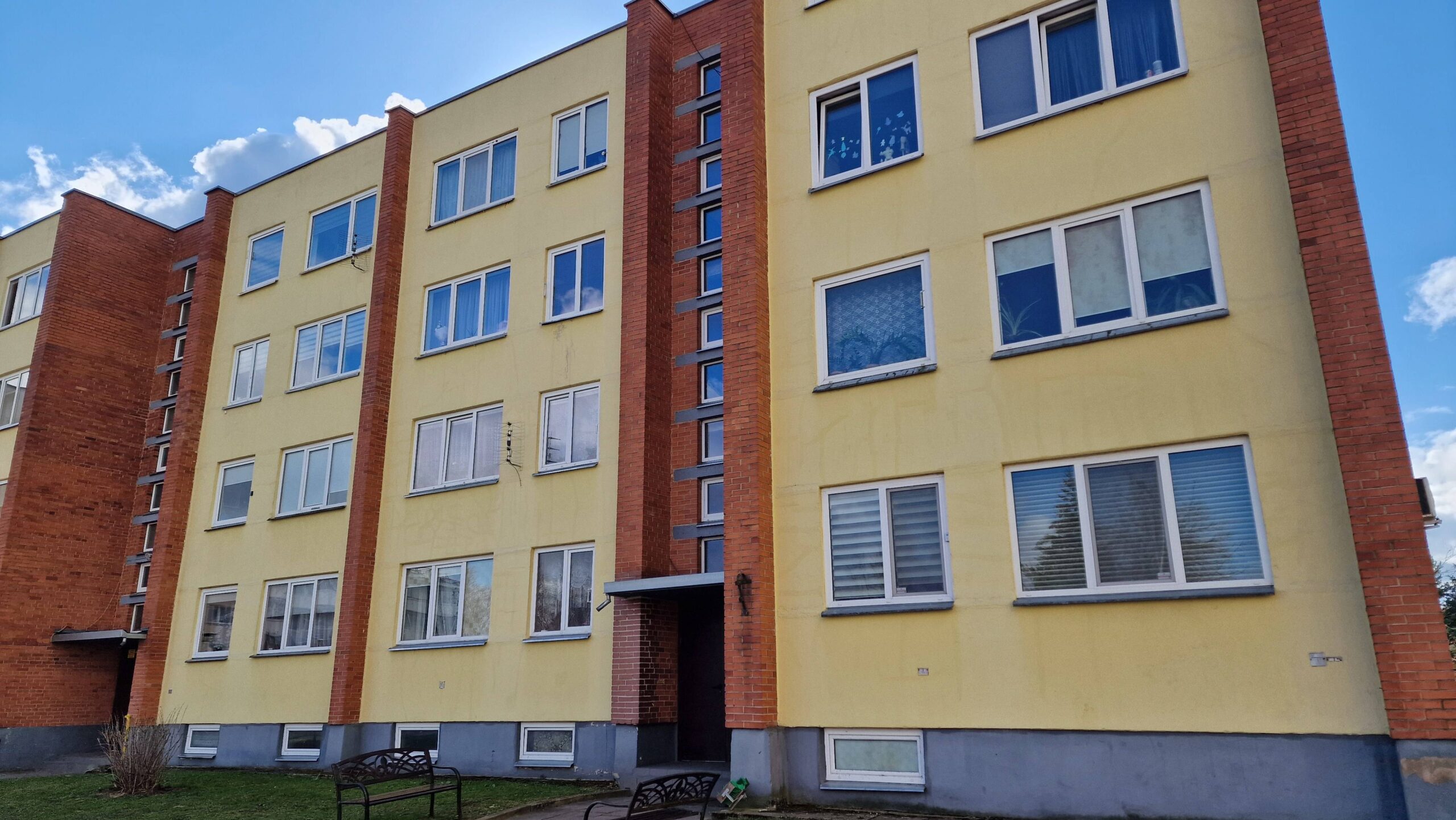 Parduodamas 1 kambario butas Panevėžio raj. Velžio k. Žemdirbių g. 16 trečiame aukšte.