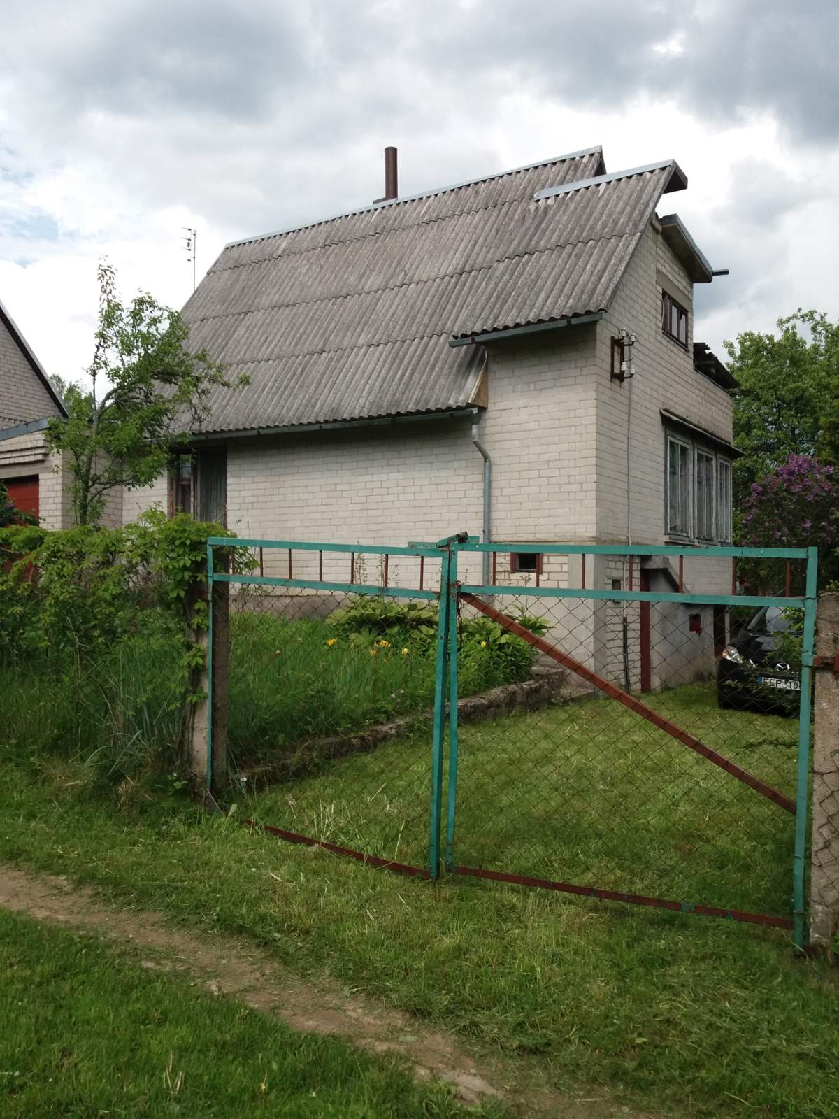 Parduodama sodyba su mūriniu namu ir 12 arų sklypų