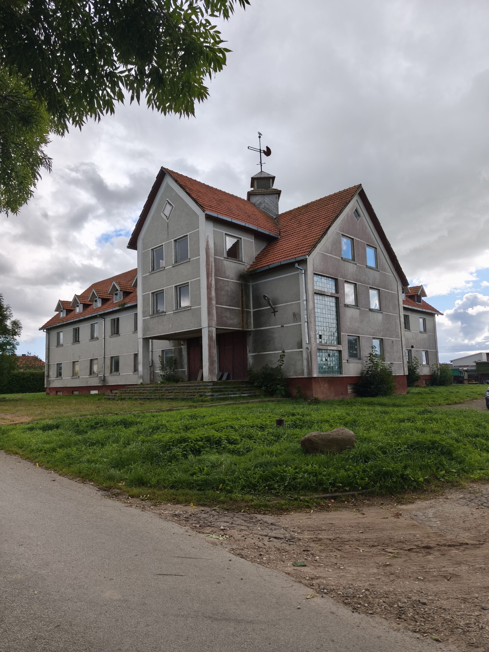 Parduodamas Pastatas Kretingos raj. Kurmaičių k. Mokyklos g. Plotas 1884,73 kv.m. 41,84 arai