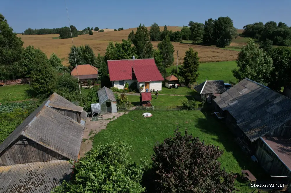 Kaišiadorių rajone, Kruonio seniūnijoje, parduodama sodyba su ūkinių pastatų kompleksu.