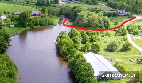 Vandens pakrantėje 122a sklypas su 849m2 ploto pastatu ir pakrantės mišku šalia Vilniaus