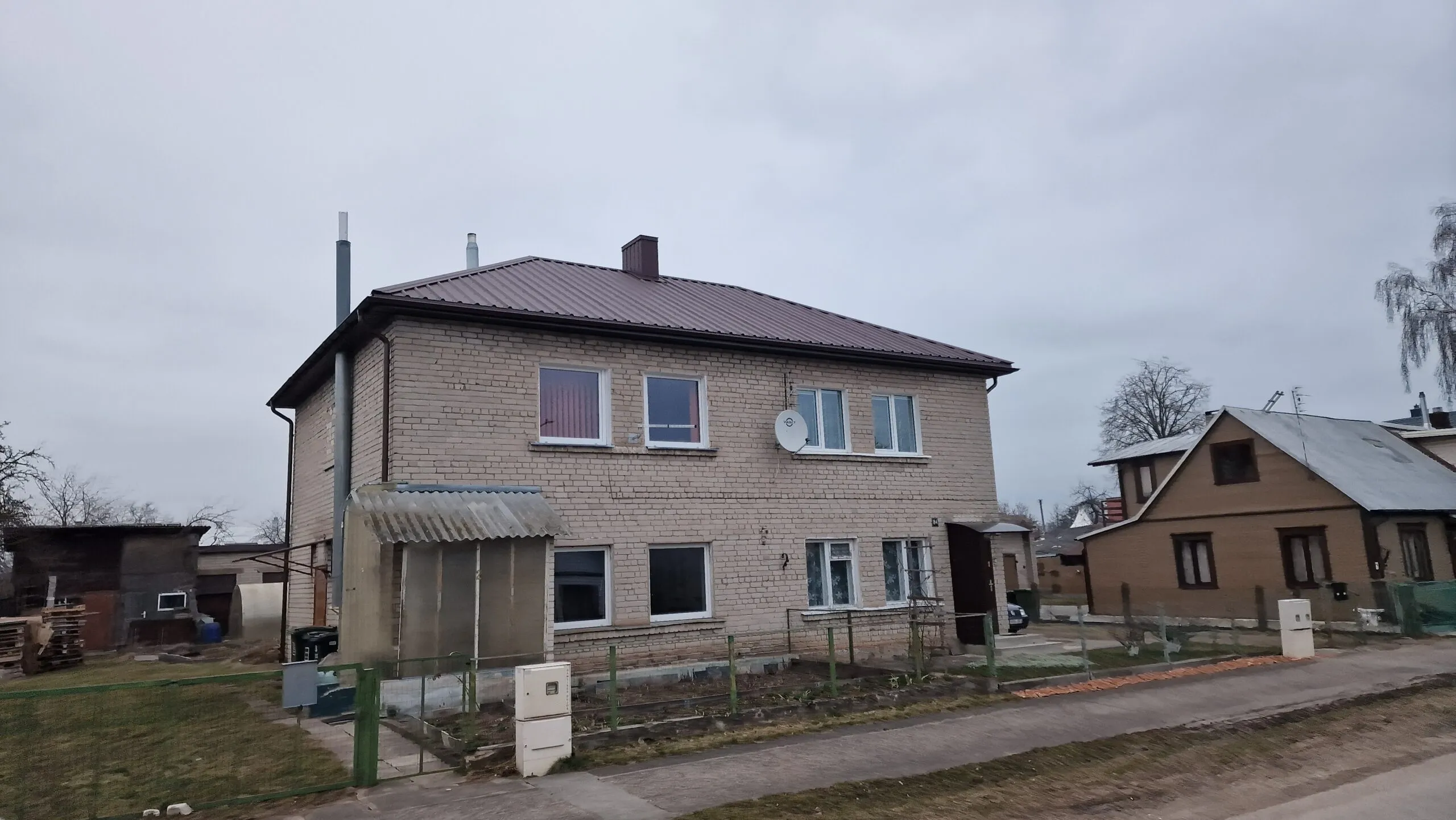 Parduodamas 2 kambarių butas nedideliame name pirmame aukšte su atskiru įėjimu