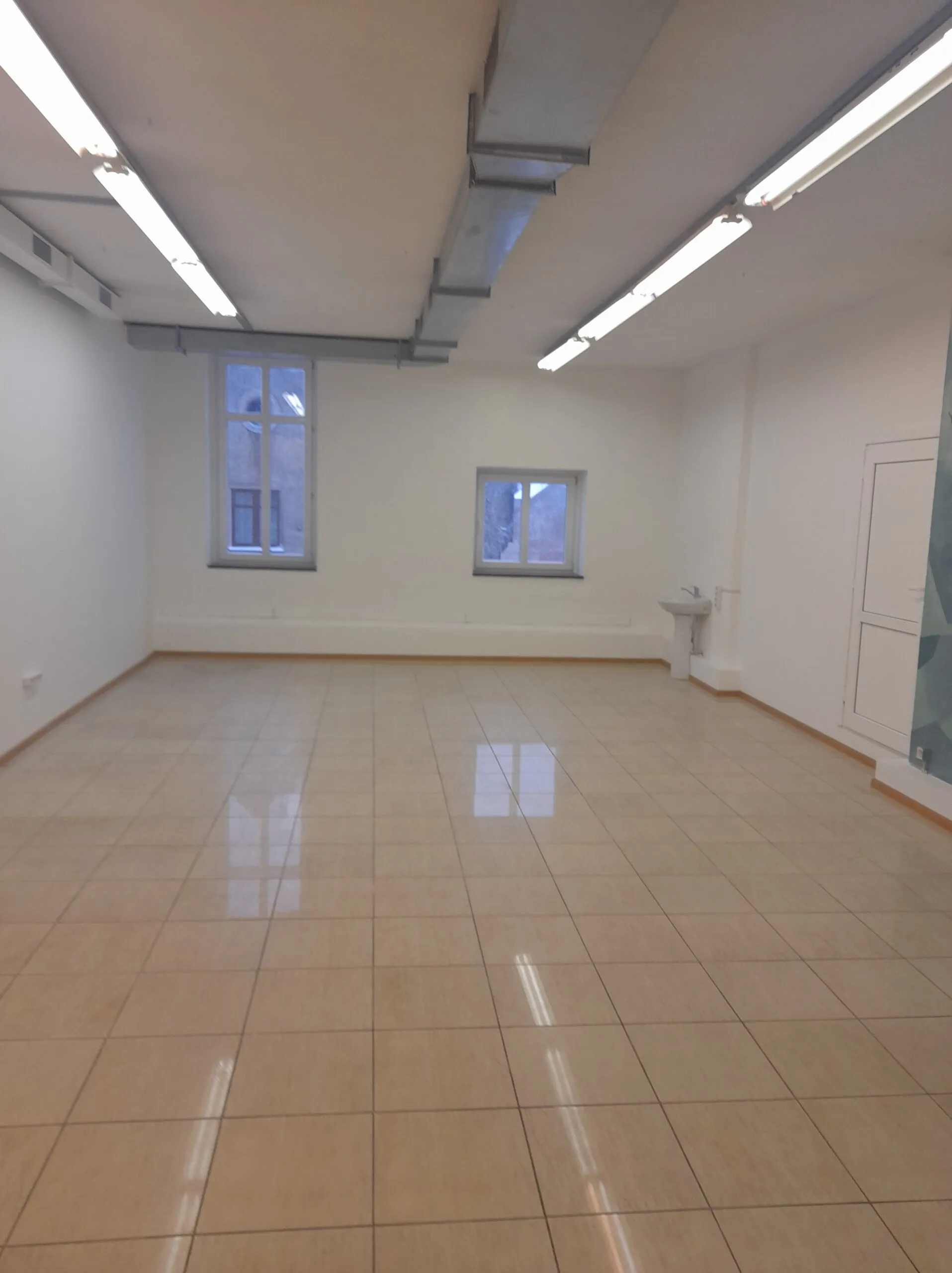 Išnuomojamos 55 kv.m. Grožio studijai ar ofisui tinkančios patalpos 3 aukšte Tiltų g.