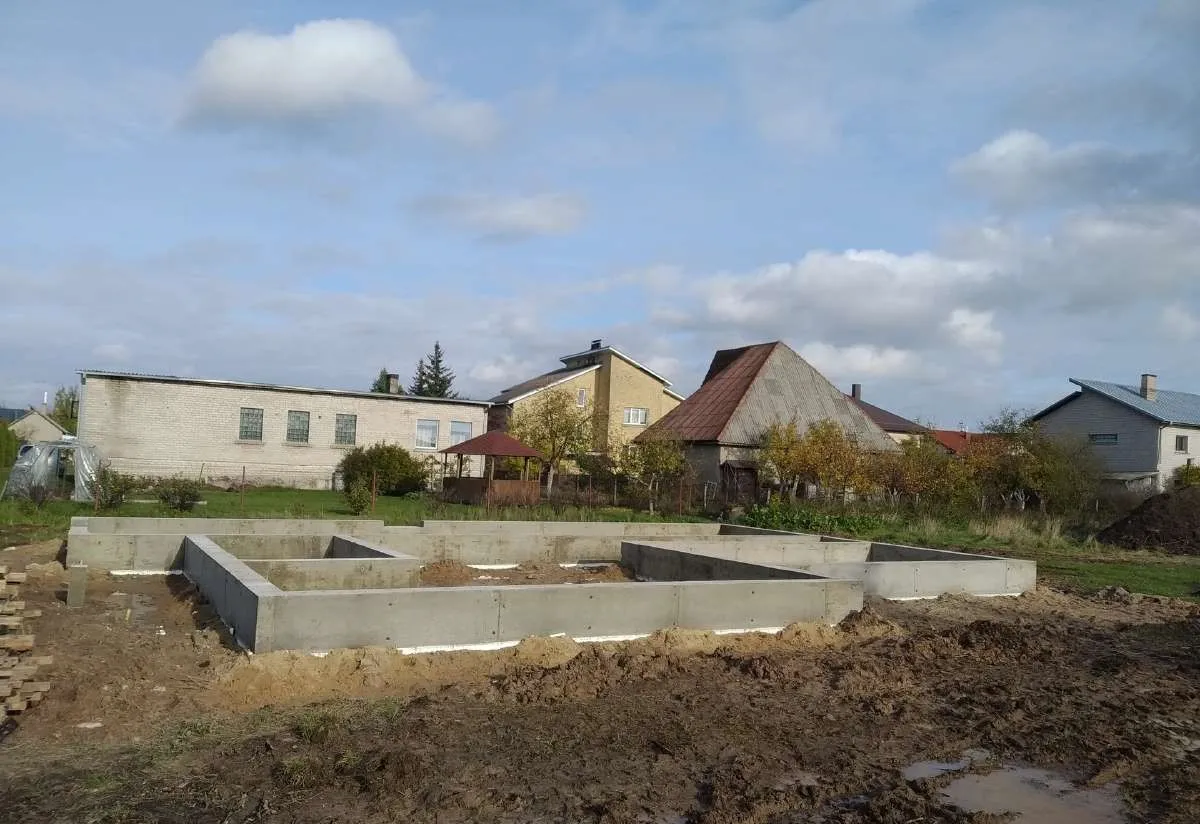 Pamatų, polių liejimas, trinkelių, bortų įrengimas