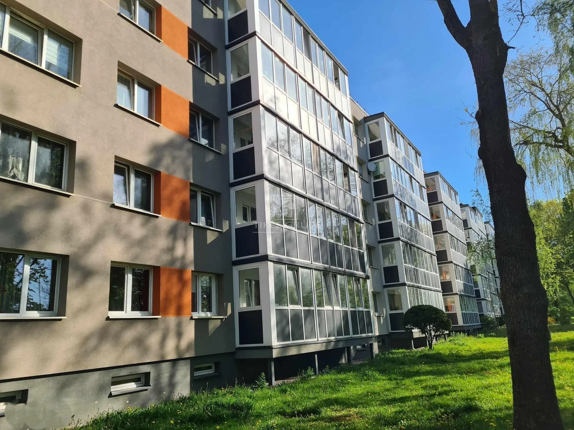 Parduodamas 2 kambarių butas šalia Akropolio Klaipėdoje.