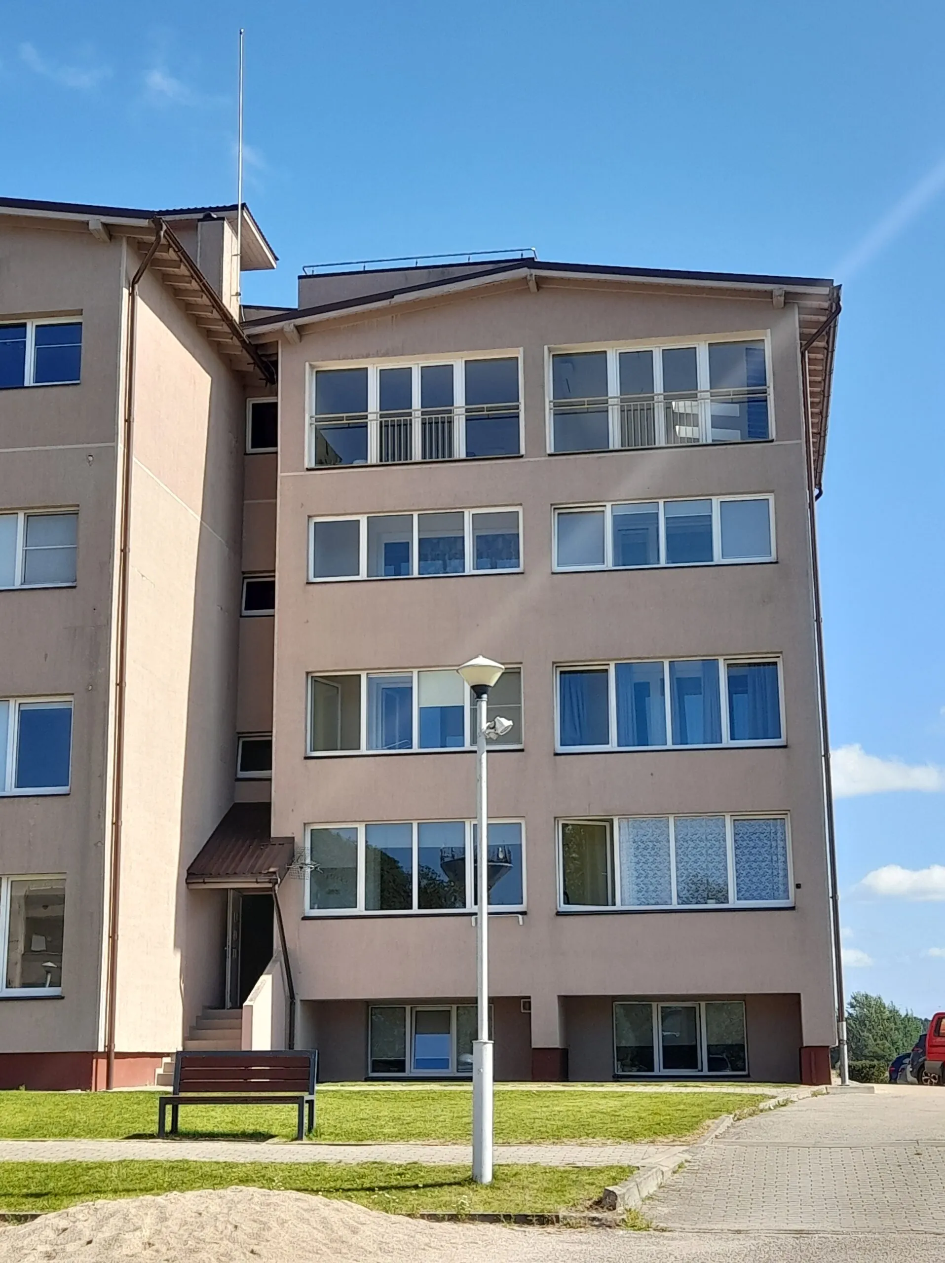 Parduodamas 1 kambario 30 kv.m. Butas Mokyklos g. Trečiame aukštas, yra BALKONAS