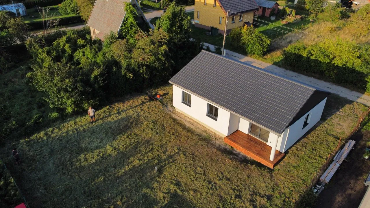 Parduodamas naujos statybos pilnai įrengtas 1 aukšto 80 m² mūrinis namas su 6 a. žemės sklypu.