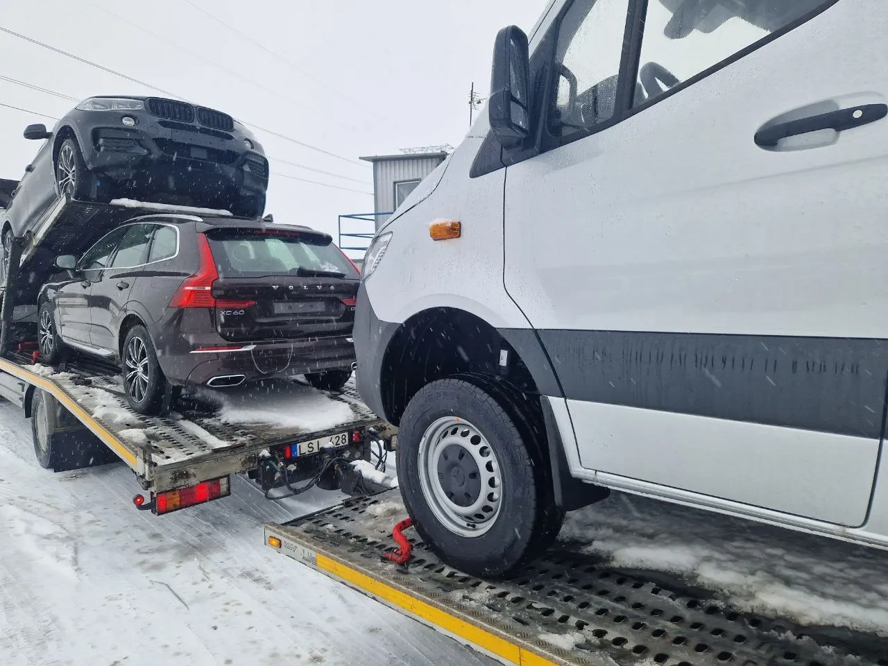 Automobilių transportavimas tralas visoje Europoje