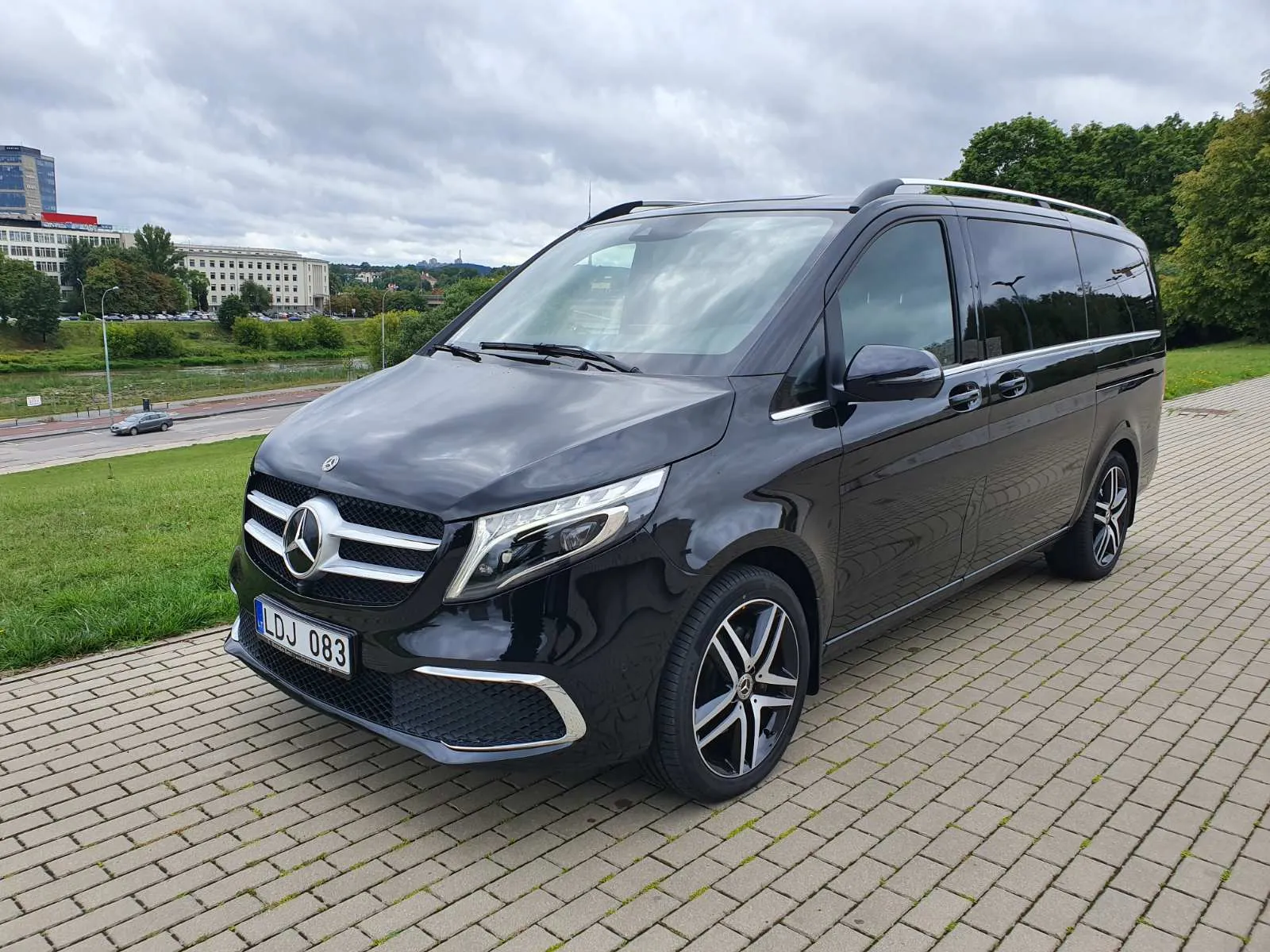 Prabangių automobilių nuoma su vairuotojais Lietuvoje – 15+ metų patirtis