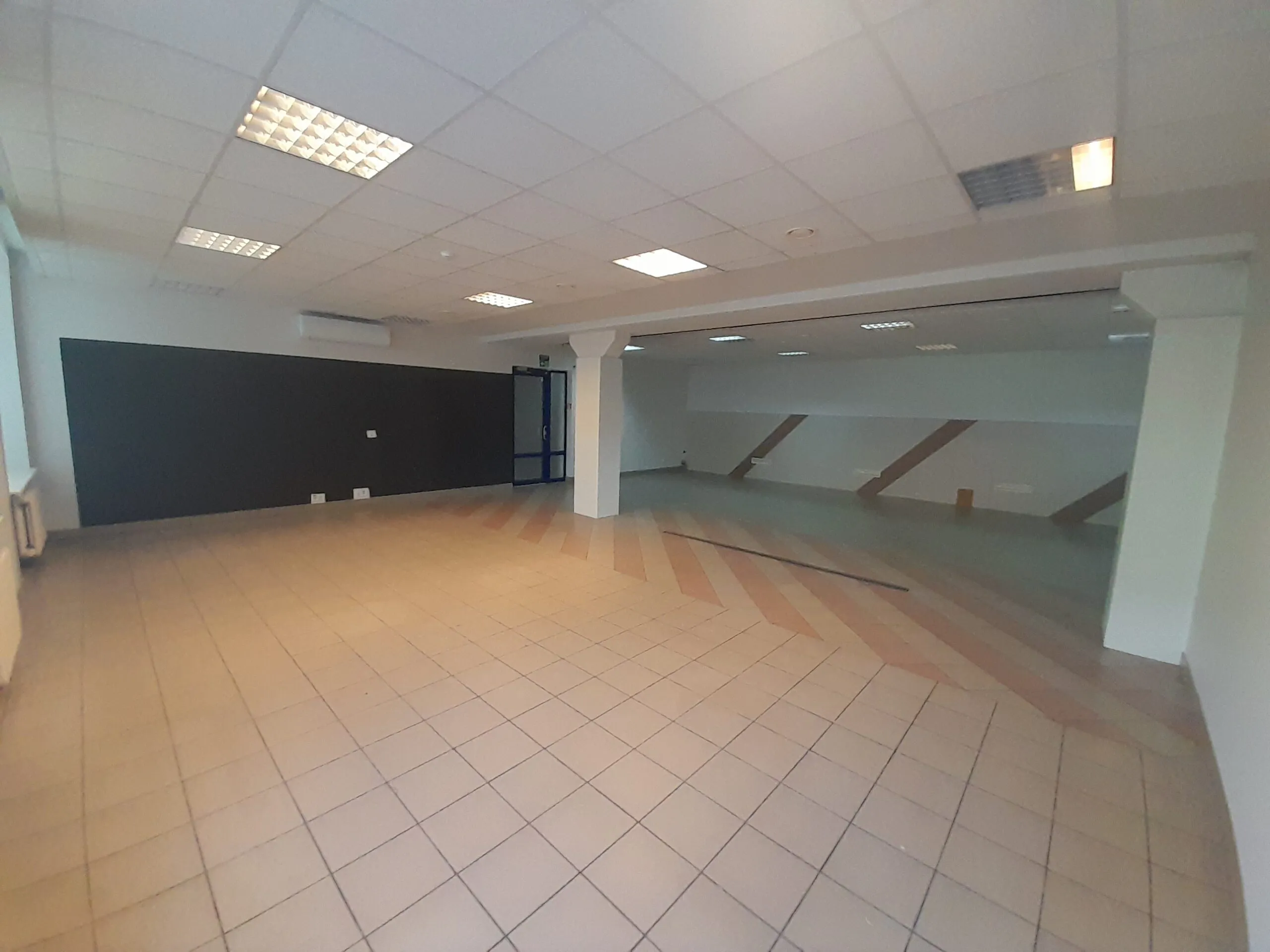 Klaipėdos centre Naujoji Uosto g, išnuomojamos 100 kv.m. ir 133 kv.m. ploto patalpos 1 aukšte