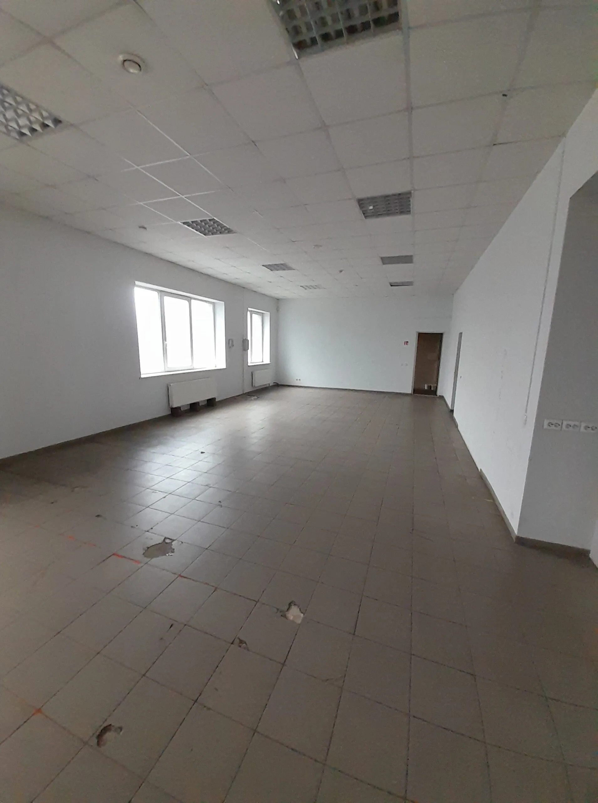 Išnuomojamos178 kv.m. Patalpos tinkamos prekybai, nedidelei gamybai, ofisui. Šilutės pl. Atskiras įėjimas.