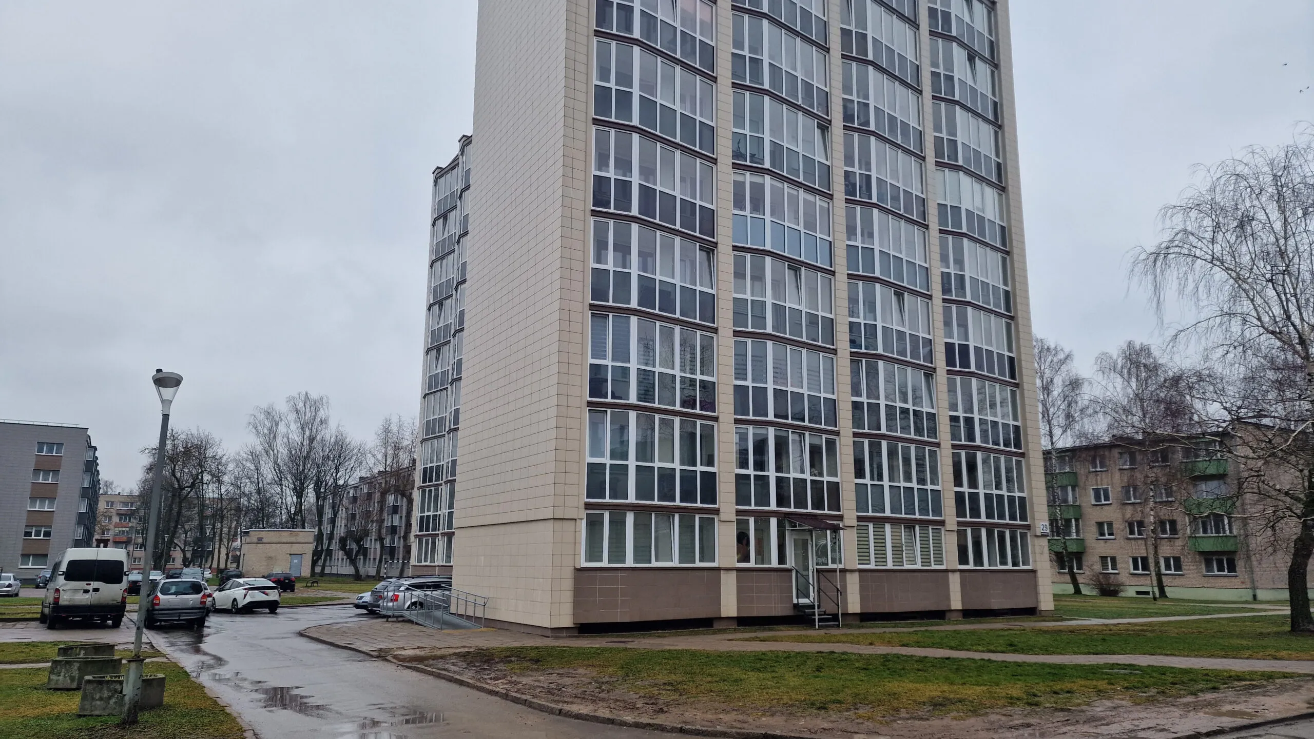 Parduodamas 1 kambario butas, antrame aukšte renovuotame name.