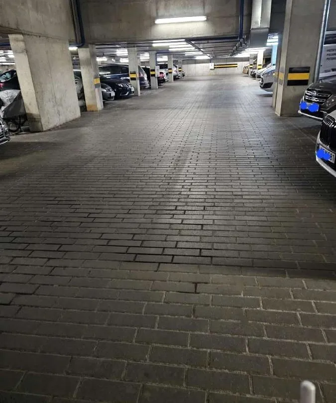 Pačiame Klaipėdos miesto centre parduodamas įrengtas butas su požeminio parkavimo vieta.