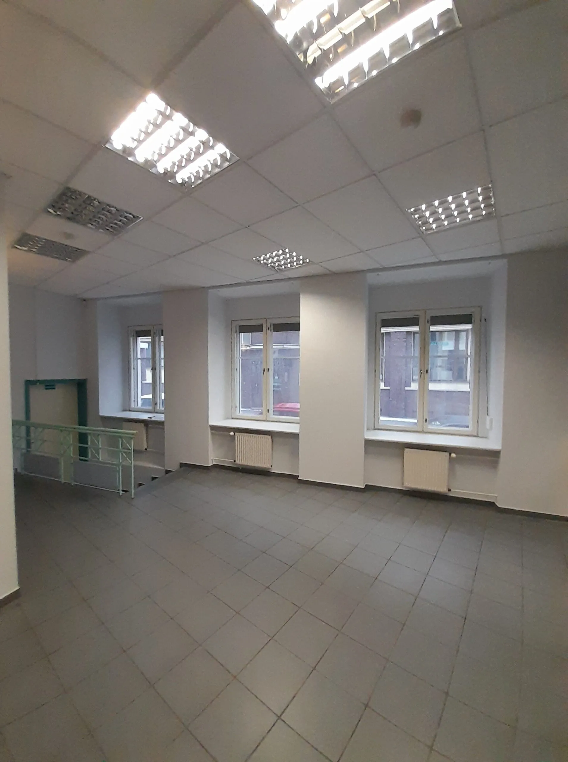 Išnuomojamos Administracinės patalpos su garažu / sandėliu. Garažo plotis 17,20 kv.m.