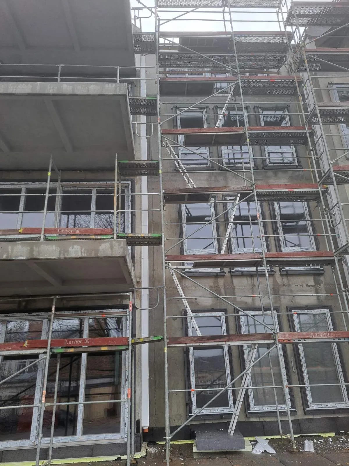 Fasadinių pastolių nuoma – saugiai ir greitai