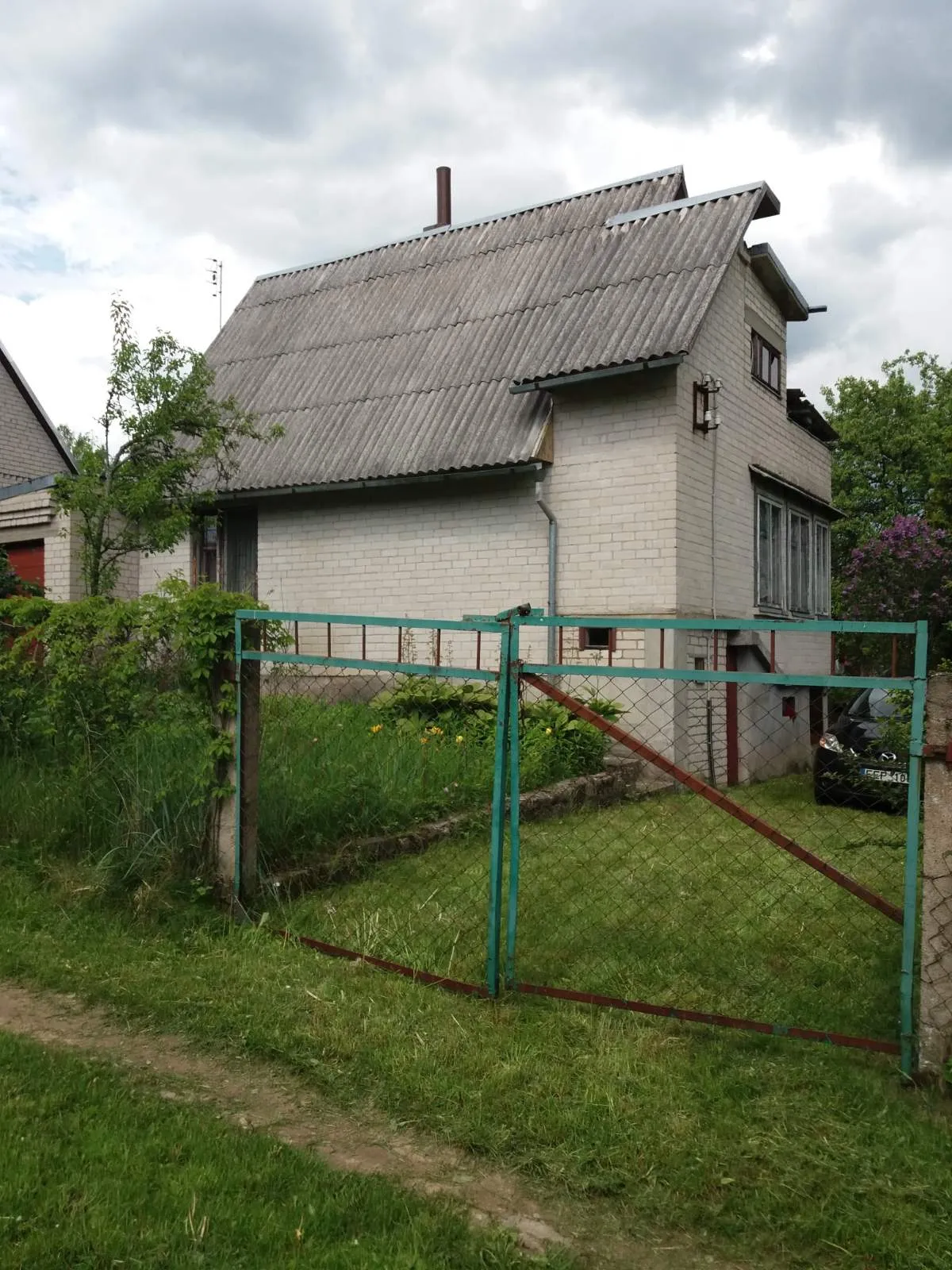 Parduodama sodyba su mūriniu namu ir 12 arų sklypų