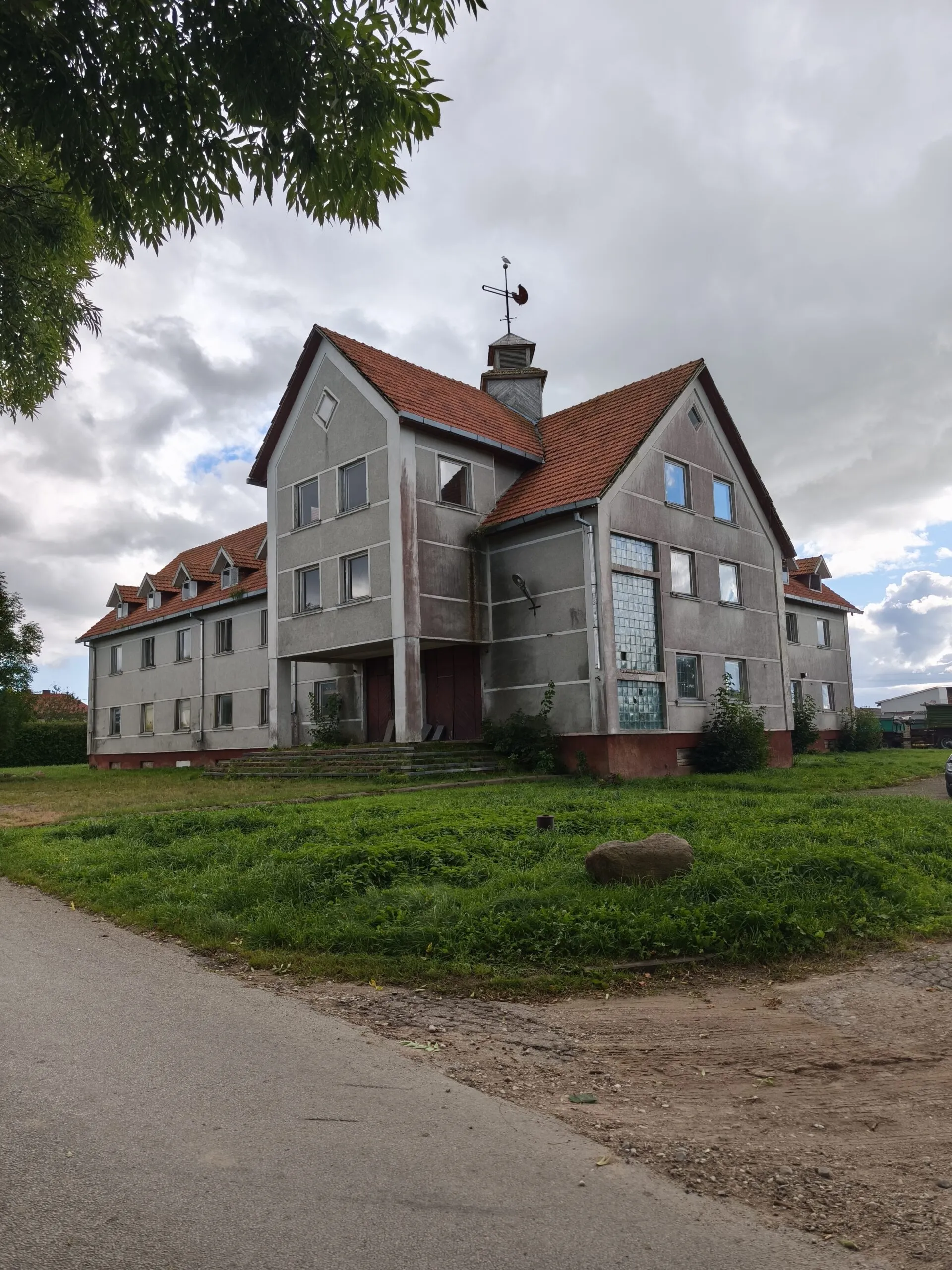 Parduodamas Pastatas Kretingos raj. Kurmaičių k. Mokyklos g. Plotas 1884,73 kv.m. 41,84 arai