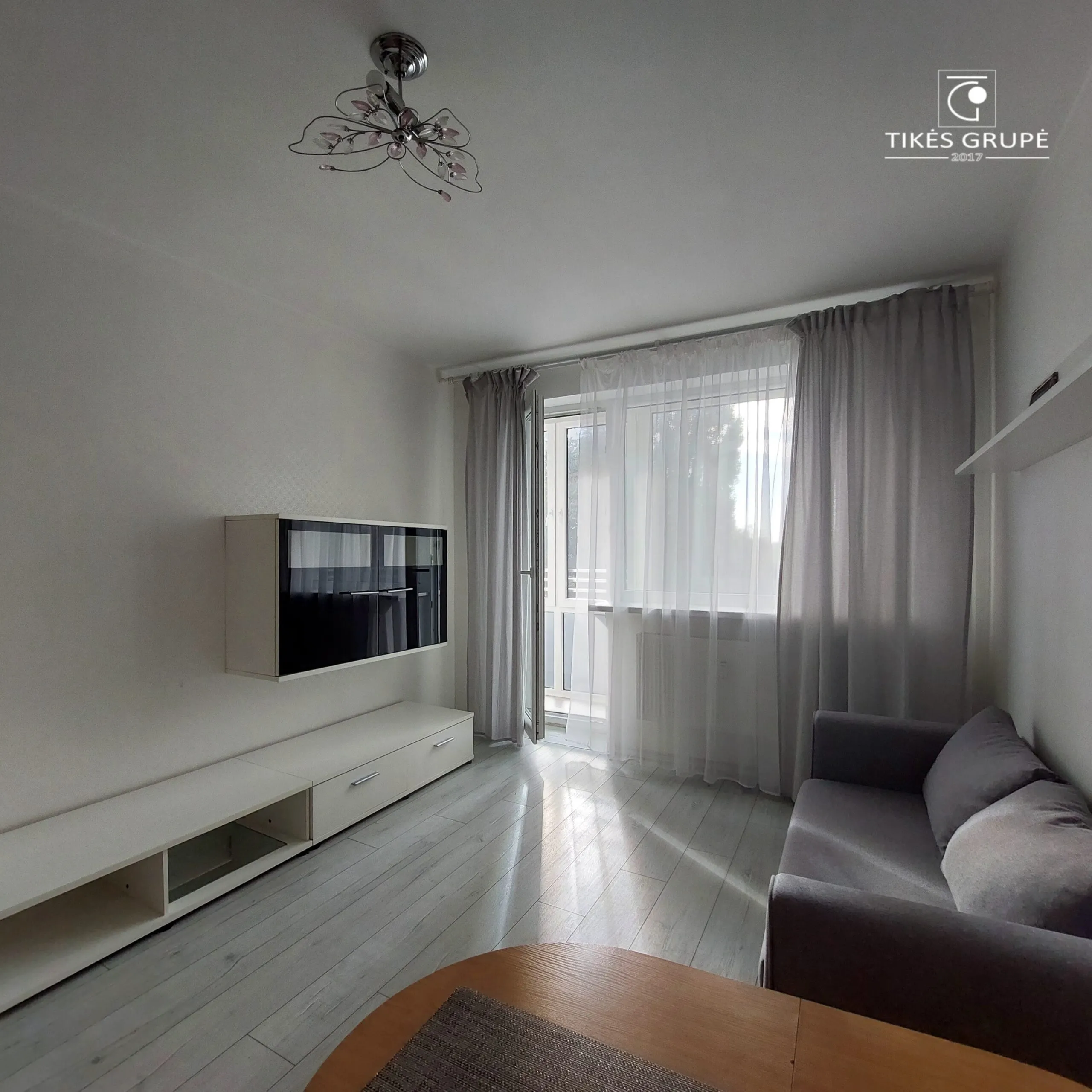 Miesto centre išnuomojamas 1 kambario butas